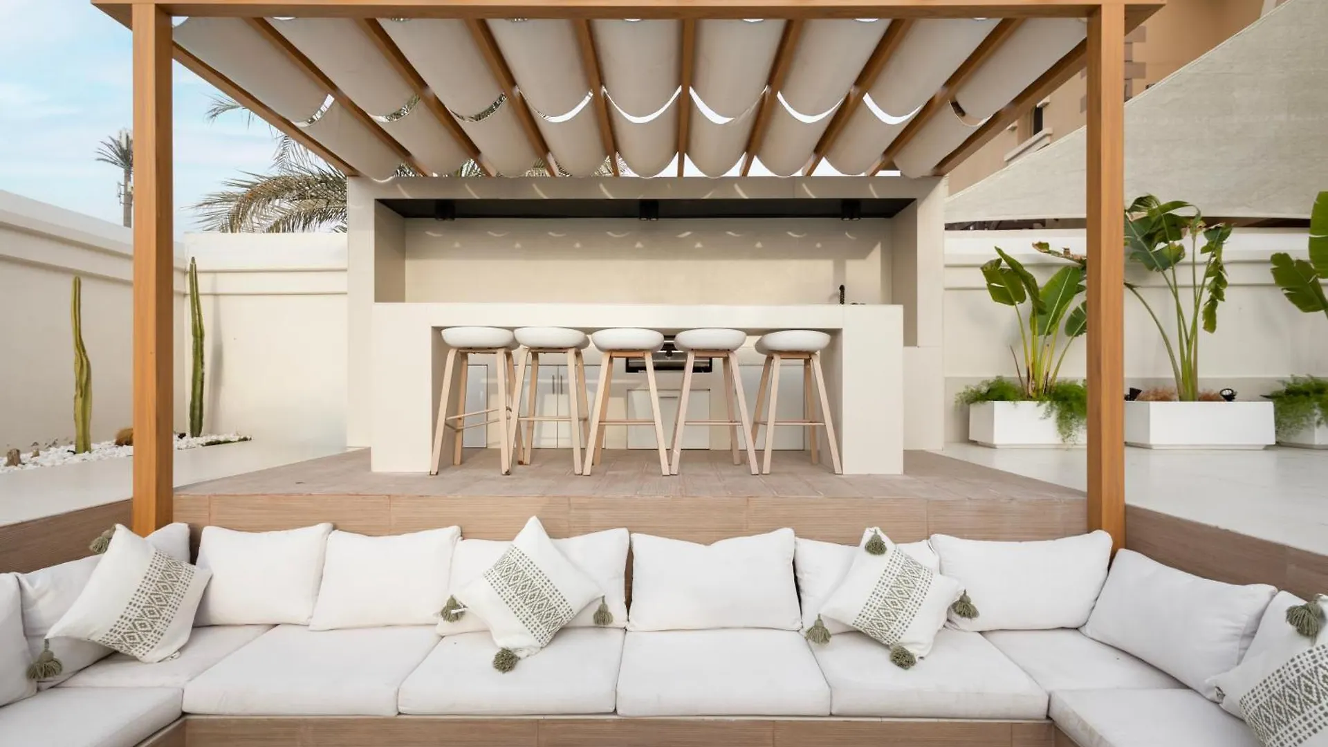 Luxurious Villa 5Bhk With Pool Bbq And Full Time Housemaid Assistance - Live In Dubai United Arab Emirates